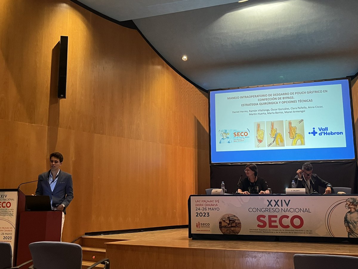 MartaBarros_'s tweet photo. Después de la presentación de @hermsdani sobre el manejo del desgarro del pouch gástrico en un bypass, saltamos a las cirugías en directo.

Reversión de bypass por @santiazagra y reversión de SADI-S por @CirugiaPernaute, moderados por el Dr. Ferrer y @drvilallonga.

#SECO2023 https://t.co/Eub8torjhY