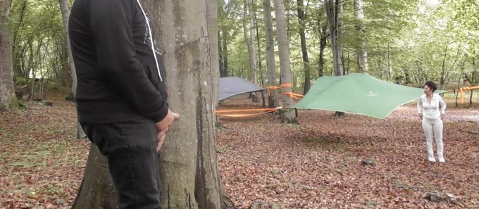 New video : Sono in campeggio e uno sconosciuto si sega guardandomi da dietro un albero, mi avvicino