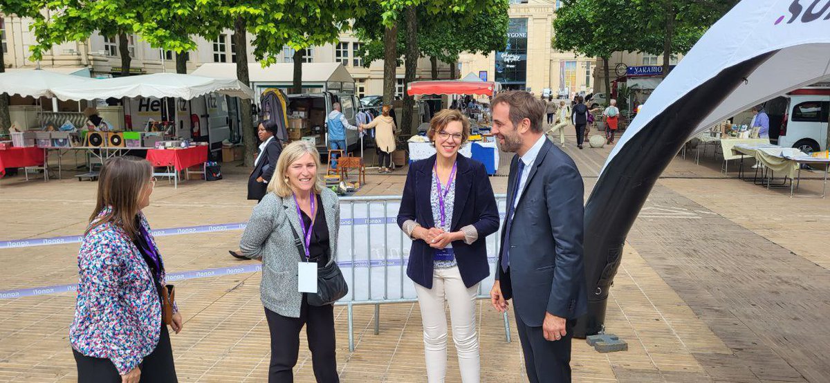 MDelafosse's tweet photo. Mobiliser pour l’emploi des jeunes, l’entreprise Sanofi qui est majeure sur notre territoire, recrute. Heureux de saluer les équipes de Sanofi installées toute la journée place du nombre d’Or à Antigone : près de 100 postes sont à pourvoir. https://t.co/lsE1ZhuPEb