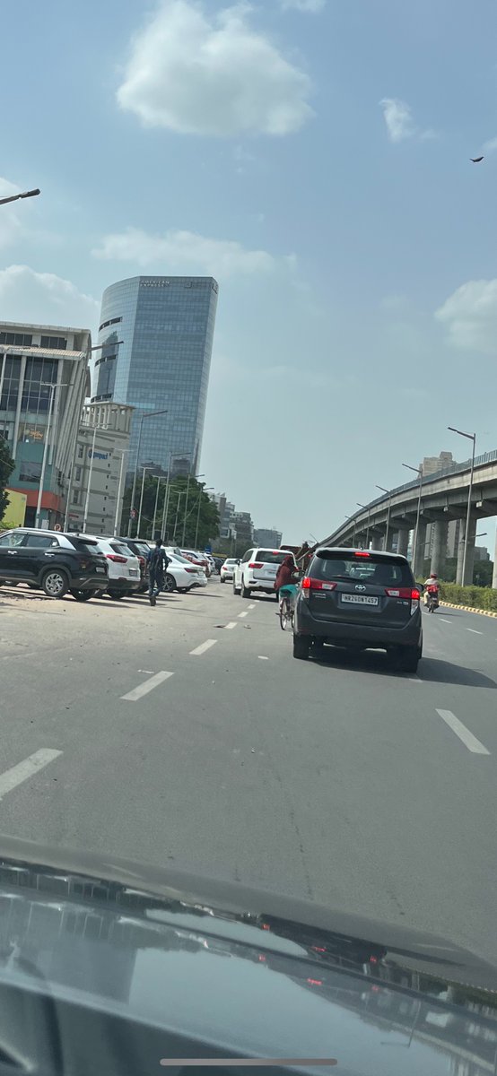 lavtotalk's tweet photo. This is a major 3 lane road #GolfCourse road, one lane is dedicated parking for mall goers gifted by @MunCorpGurugram #southpointmall jam

#Delhi/NCR is flooded with overpriced housing and no roads to park or drive. No ambulance or school bus lanes either…. https://t.co/60WZmN8rBX