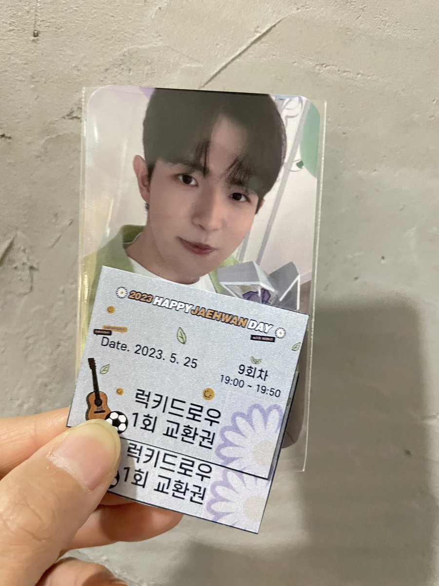 sweet_Hwan_'s tweet photo. 째니 생카 왔지요오🙆‍♀️ 
출근하는 째니도 보고 퇴근하는 째니도 봤네요ㅠㅠㅠ🍀 https://t.co/uLwM58PeYY
