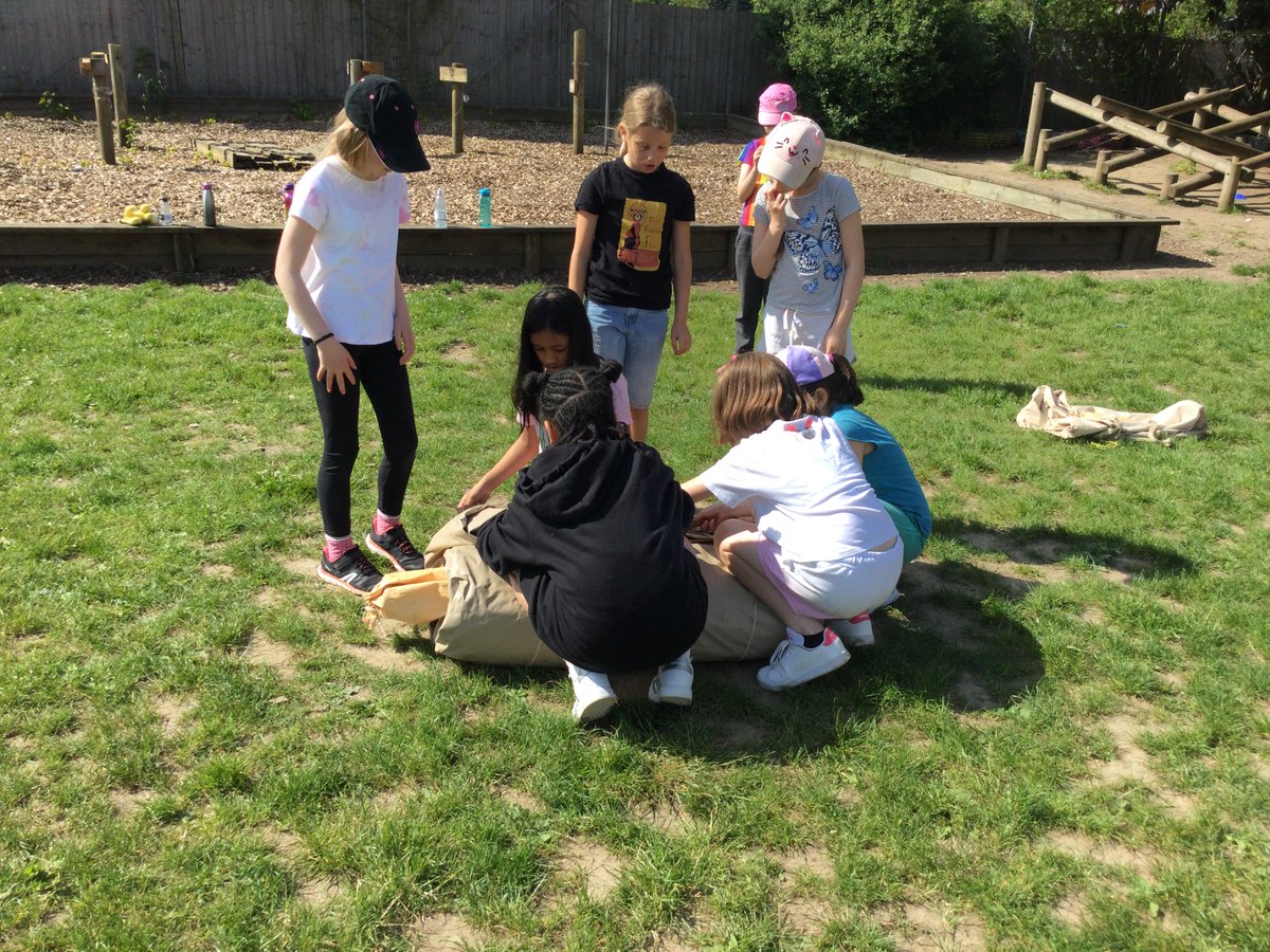 ThamesideSch's tweet photo. The tents are going up with lots of teamwork and good listening #GBFtps #GSStps #Year4camp @OutdoorsPeople #belonging https://t.co/lcCHXw0ZID