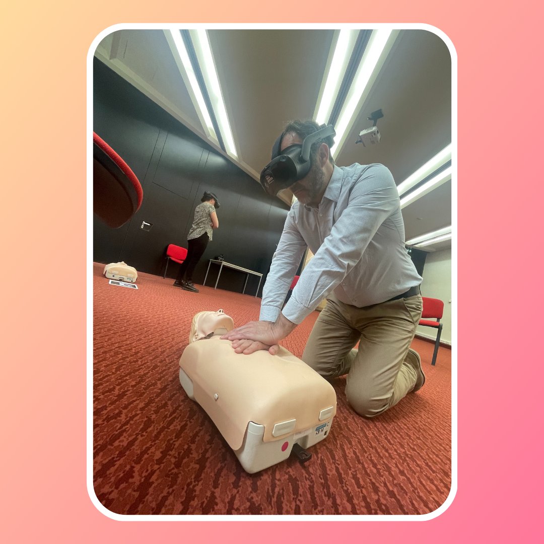 dunseulgeste's tweet image. 💓Ah, ah, ah, ah staying alive, #stayingalive💓
Porter secours et assistance est le quotidien des collaborateurs du @GroupeIMA .
➡️ Et lors de 10 journées de formation, plus de 150 collaborateurs ont appris à pratiquer les gestes essentiels de premiers secours avec la #VR