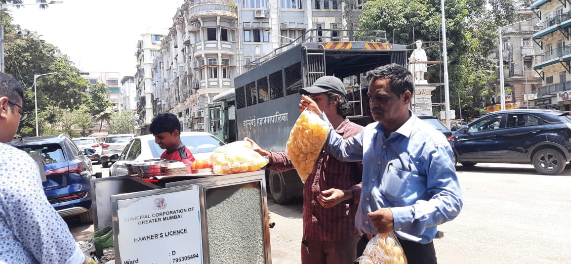 GowaliaTank2636's tweet photo. @mybmcWardD @MCGM_BMC @UghadeSharad @AshwiniBhide @IqbalSinghChah2 @Diptivrr @subhash30679912 @Kishore97997112 @nbn64 @BAAlim10 @NikhilCDesai1 @NishankRajAnand @tarana2510 @swarnimachaudh3 @BankiMistry @guptadas_anando @anandeep_c @mohamme71639466 @justicemattersw @truthjustice230 @SaferRoadsSquad @arsun_raj @fpjindia @mid_waytimes @ACI_Mumbai If anybody in #Dward likes #PaniPuri please go and support @mybmcWardD roadside supported stall for some #healthy water from BMC line served with #special transparent gloves which servers #pee behind cars and serve you.  All the best #Mumbai Public. @mybmcHealthDept. https://t.co/iCNpdAR7VM
