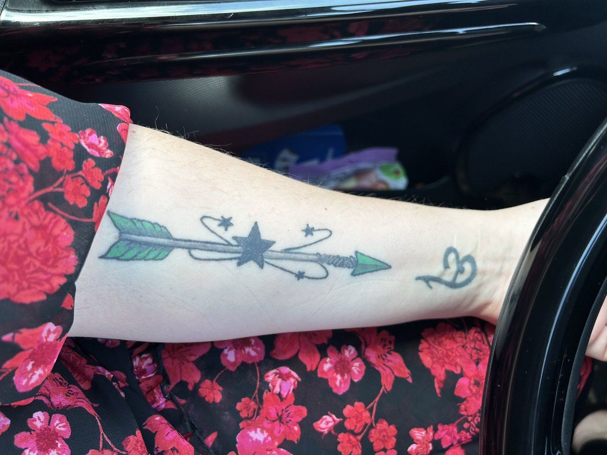 Let’s show @Kat_McNamara our Mia Smoak (green arrow) tattoo. 😊🏹 #miasmoak #greenarrow #KatherineMcNamara #miasmoakqueen