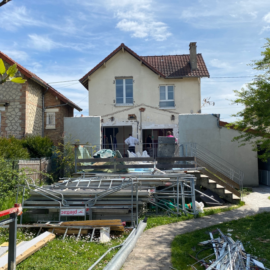 pm4Architecture's tweet image. Chantier Surélévation et Restructuration d&apos;une maison à Conflans Ste Honorine⁠
Démolition en cours⁠
#surelevation #extension #restructuration #renovation #maison #house #travaux #chantier #workinprogress 
#maison78 #maisoniledefrance #iledefrance #ConflansSainteHonorine⁠