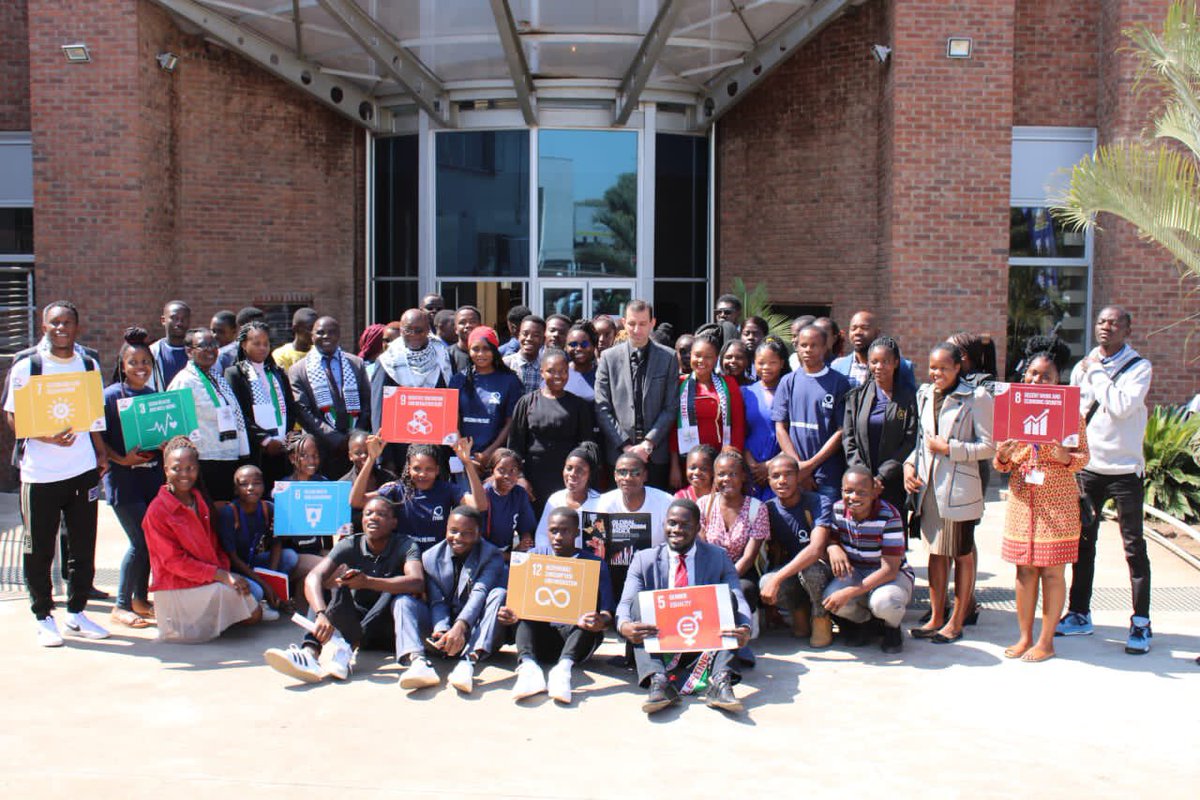 ZimYouthSDGs's tweet photo. Don't rent your mind to anyone! 
Your choice should be Zimbabwean!
Your mind should be Zimbabwean!
In all your priorities, your country should come first.

As young people Patriotism is the first step to attaining Peace &amp; sustainable development
@buseonline @mpslsw @unzimbabwe https://t.co/c11dlL9phM