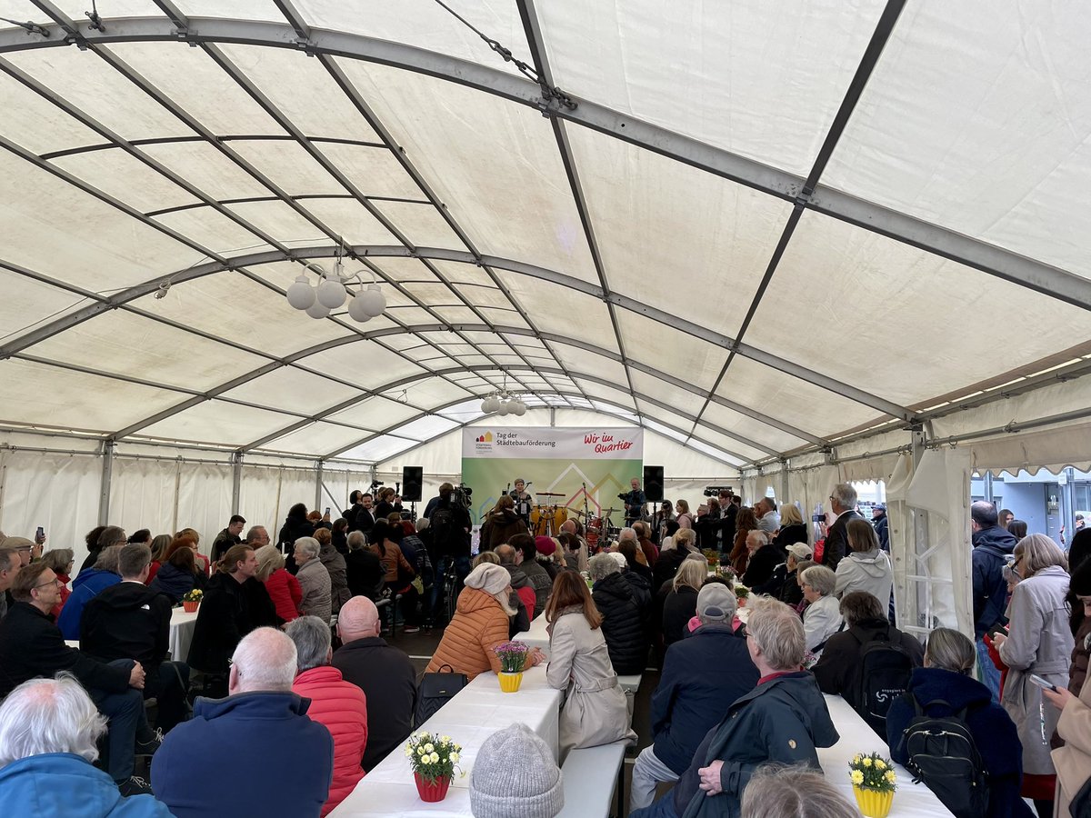 bbsr_bund's tweet photo. #WirimQuartier. Deutschlandweit feiern Städte und Gemeinden heute die Vielfalt der #Städtebauförderung. Die Auftaktveranstaltung fand in Ulm statt. Bundesbauministerin @klara_geywitz eröffnete ein buntes Quartiersfest. In Ulm zeigt sich, wie die Förderung d. Miteinander stärkt. https://t.co/gfWmUPGfmP