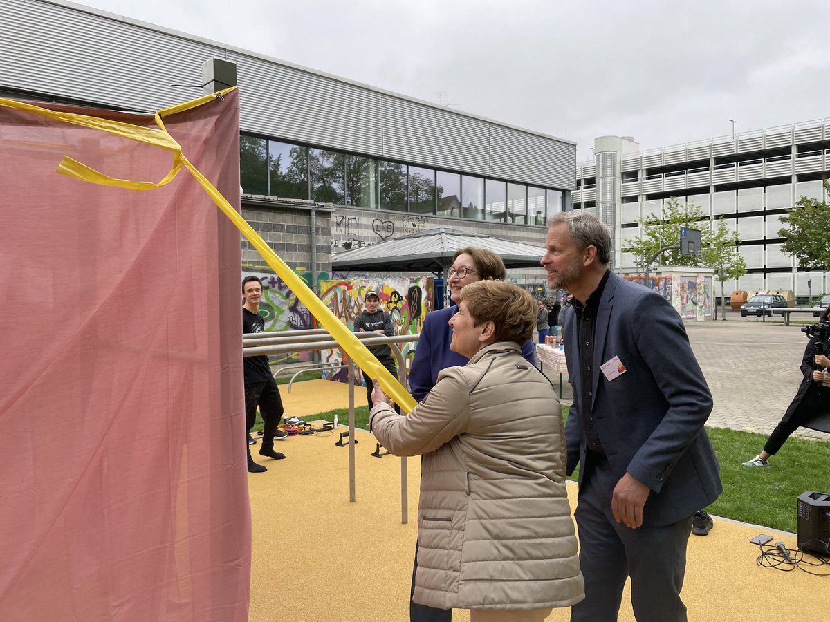 bbsr_bund's tweet photo. #WirimQuartier. Deutschlandweit feiern Städte und Gemeinden heute die Vielfalt der #Städtebauförderung. Die Auftaktveranstaltung fand in Ulm statt. Bundesbauministerin @klara_geywitz eröffnete ein buntes Quartiersfest. In Ulm zeigt sich, wie die Förderung d. Miteinander stärkt. https://t.co/gfWmUPGfmP
