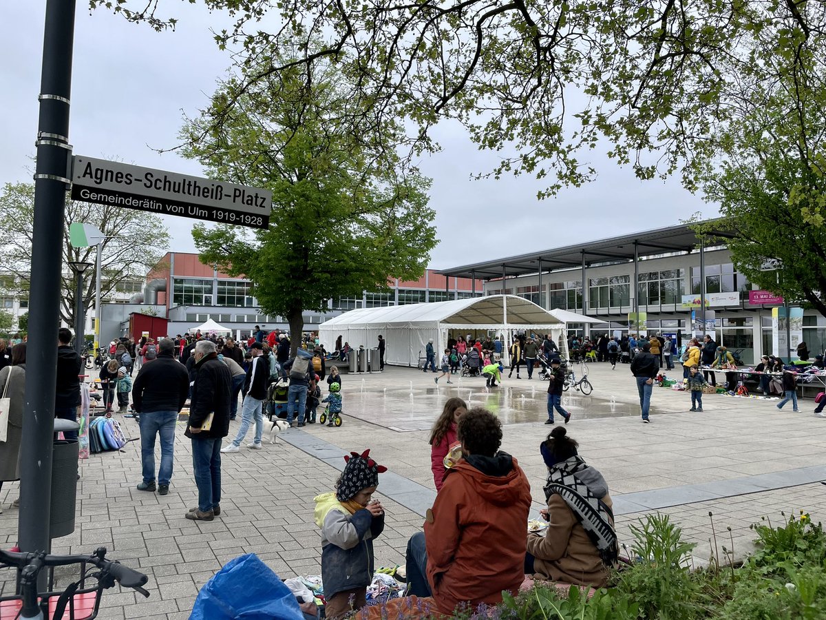bbsr_bund's tweet photo. #WirimQuartier. Deutschlandweit feiern Städte und Gemeinden heute die Vielfalt der #Städtebauförderung. Die Auftaktveranstaltung fand in Ulm statt. Bundesbauministerin @klara_geywitz eröffnete ein buntes Quartiersfest. In Ulm zeigt sich, wie die Förderung d. Miteinander stärkt. https://t.co/gfWmUPGfmP