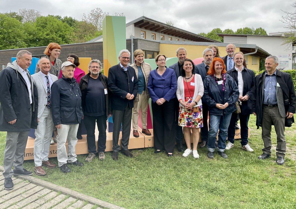 bbsr_bund's tweet photo. #WirimQuartier. Deutschlandweit feiern Städte und Gemeinden heute die Vielfalt der #Städtebauförderung. Die Auftaktveranstaltung fand in Ulm statt. Bundesbauministerin @klara_geywitz eröffnete ein buntes Quartiersfest. In Ulm zeigt sich, wie die Förderung d. Miteinander stärkt. https://t.co/gfWmUPGfmP
