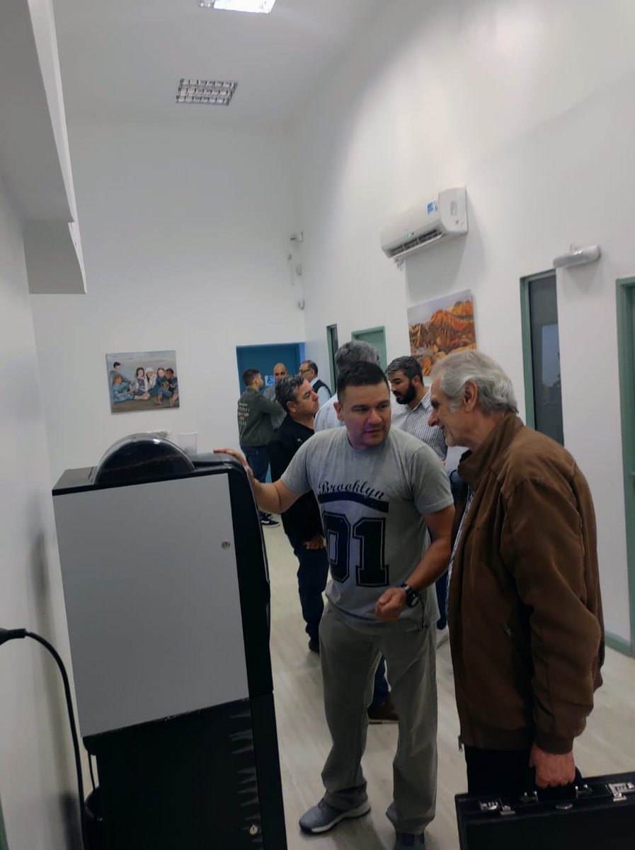 camionerosdeSF's tweet photo. La propuesta de crecimiento y desarrollo más importante para #SantaFe de cara a las próximas #elecciones se empezó a gestar en nuestra casa. Recibimos en nuestra sede de la capital de la provincia a los integrantes de la fuerza que competirá para tener una Santa Fe con trabajo 👇 https://t.co/zhz26zRl3l