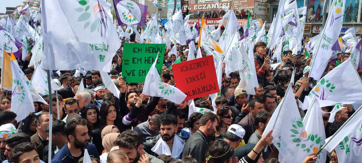 Havin_Kiye's tweet photo. Hezar caran sipas û malava #Wan’a delal.
Sipas #Tuşba, #Îpekyolu #Erdîş, #Şax, #Qelqelî, #Elbak, #Payîzava, #Westan, #Bêgîrî, #Artemêt, #Miks, #Ebex, #Saray
We em tenê nehiştin, serfiraz û serbilind bin. 🍀
“Em hebûn, em hene, em ê hebin” https://t.co/9bjdvpqsDO