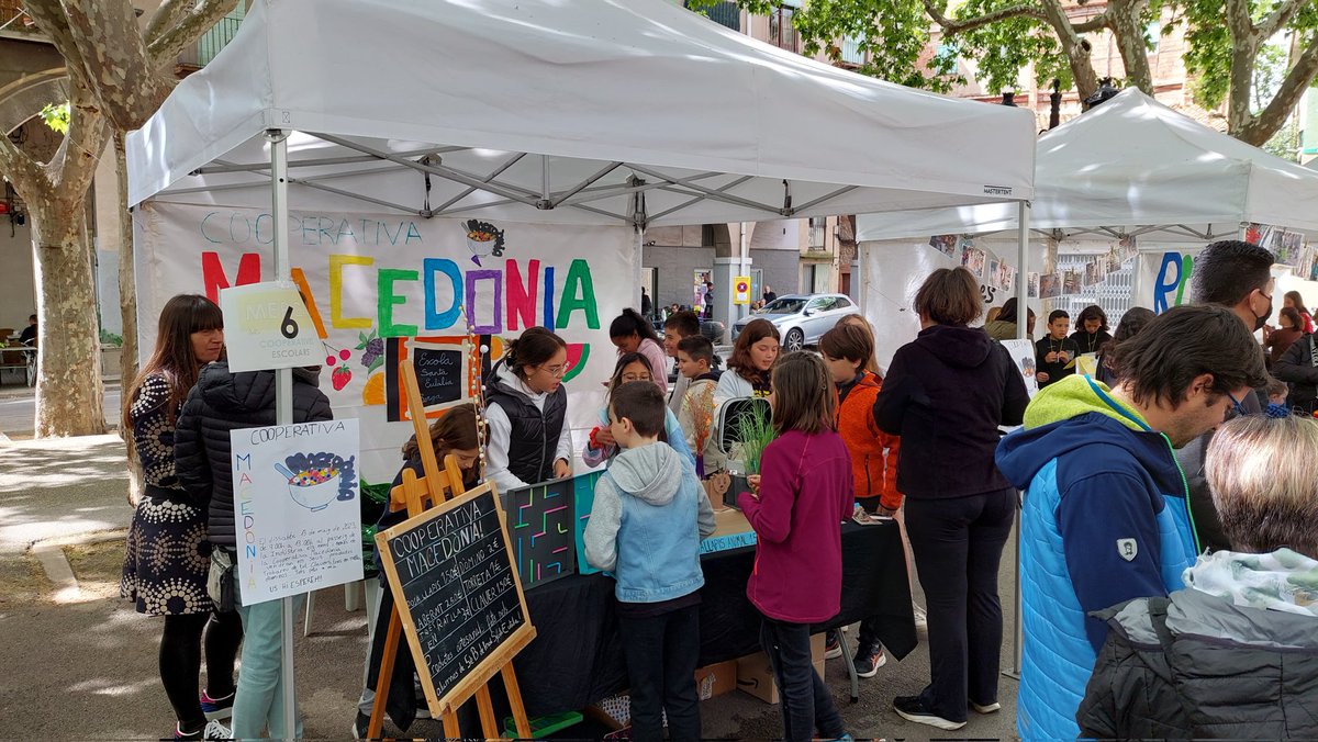 ℹ El Mercat de Cooperatives Escolars és la culminació del programa Cultura Emprenedora a l’Escola, en què l’alumnat treballa el procés de creació d’una cooperativa, des de la constitució i redacció dels estatuts fins a la fabricació, promoció i venda dels productes.