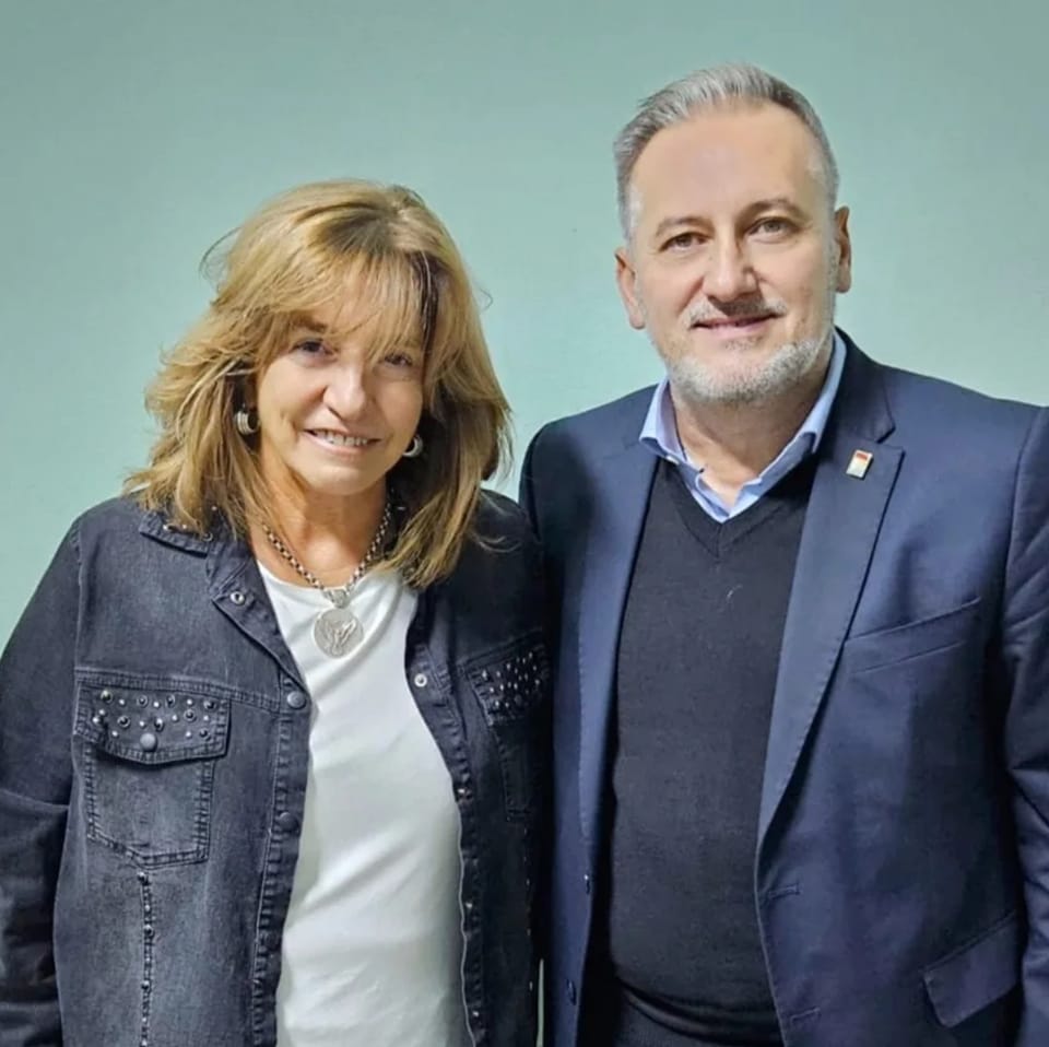 camionerosdeSF's tweet photo. La propuesta de crecimiento y desarrollo más importante para #SantaFe de cara a las próximas #elecciones se empezó a gestar en nuestra casa. Recibimos en nuestra sede de la capital de la provincia a los integrantes de la fuerza que competirá para tener una Santa Fe con trabajo 👇 https://t.co/zhz26zRl3l