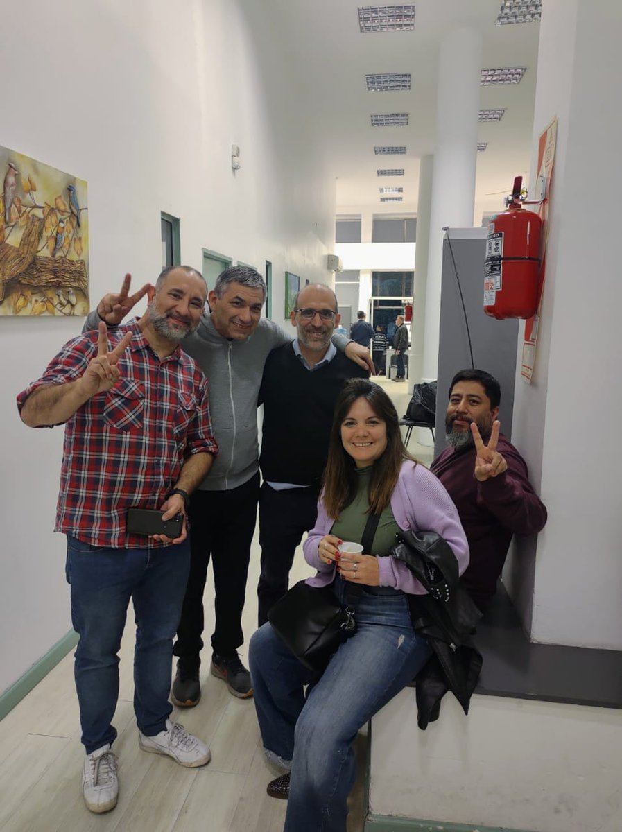 camionerosdeSF's tweet photo. La propuesta de crecimiento y desarrollo más importante para #SantaFe de cara a las próximas #elecciones se empezó a gestar en nuestra casa. Recibimos en nuestra sede de la capital de la provincia a los integrantes de la fuerza que competirá para tener una Santa Fe con trabajo 👇 https://t.co/zhz26zRl3l