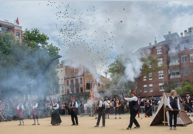 MiqueletsBDN's tweet photo. Galejada trabucaire - Confetti a l'aire (Foto de Felicià Sabater -Pl. Pompeu Fabra- 07/05/23) a #Festesdemaig2023 a #Badalona https://t.co/5jzZxlOkYk