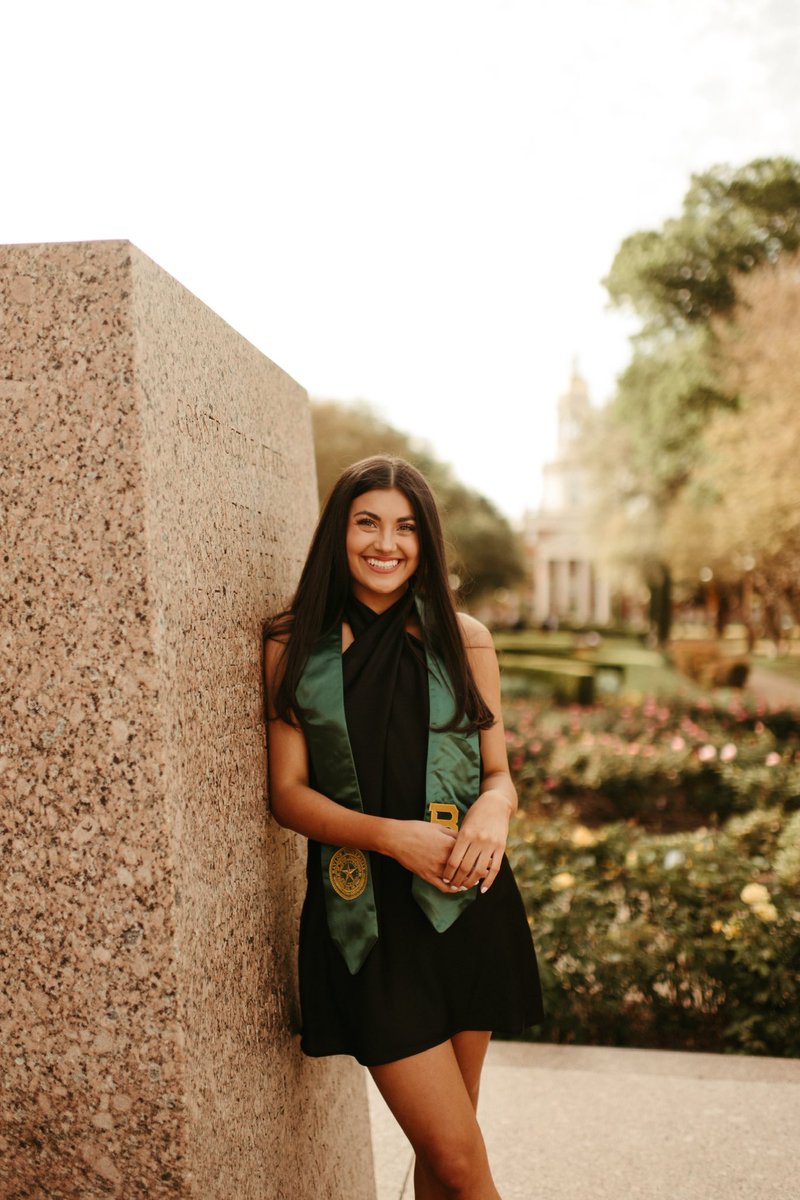 carolinejorden2's tweet photo. Congrats Shanny!!!!!! Caroline, Logan, Cameron, and Ashton 🤍 U!!!!!!!! #BaylorGrad https://t.co/e5S3YxKl2O