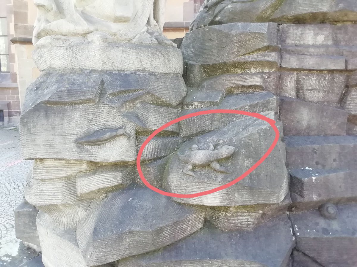 OVNIS_UFOs's tweet photo. #Stuttgar #Simbolismo #Masonico #Reptiliano #Anunaki https://t.co/9KkK6tFuGw