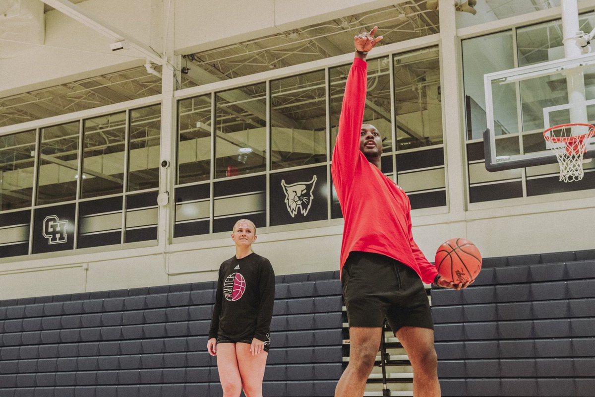 benson_elite's tweet photo. Coach Benson w/ @OhioWBasketball
@cassidy_lafler prepare for her to have a BIG sophomore season
๐ฏ๐
#SummerisSerious
#BeElite
#BucketTeam https://t.co/4yLbo0LYRF