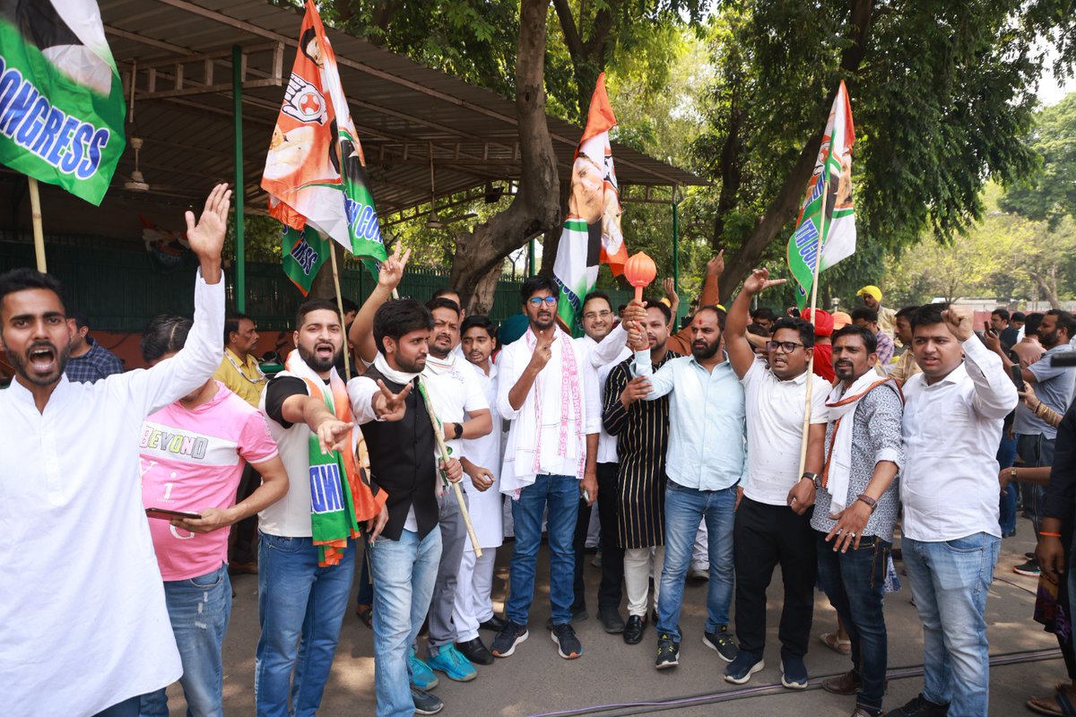 Cocopadhi's tweet photo. कर्नाटक में भ्रष्ट भाजपा का नाटक पूरी तरह से ध्वस्त हो चुका है। 

युवा कांग्रेस के पदाधिकारियों और कार्यकर्ताओं के साथ आज दिल्ली में कर्नाटक वासियों द्वारा कांग्रेस पार्टी को दिए गए अभूतपूर्व समर्थन और जीत का जश्न मनाया। https://t.co/5Hmmf03kUt