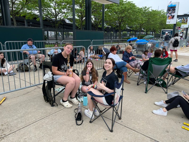 scmnl4's tweet photo. @taylorswift13 my sweet niece and friends weren’t able to get tickets to your Philadelphia show but are still out there to hear you!  If you have any spare tickets go see them!!! ❤️❤️❤️ https://t.co/gBn1UsfHVI