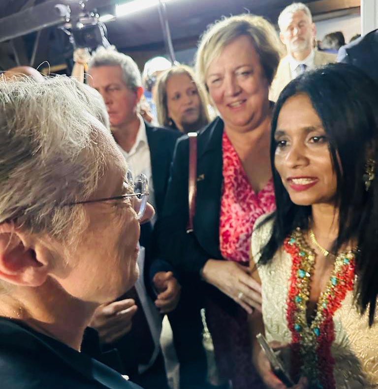 Rencontre avec Madame la première ministre <a href="/Elisabeth_Borne/">Élisabeth BORNE</a>  : quelques paroles échangées sur la place des femmes dans la société réunionnaise. 
<a href="/CTegali/">CANTALIA TEGALI Nadege</a> <a href="/maryse_trotet/">Trotet Maryse</a>