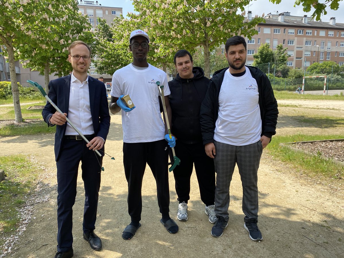 FlorianBercault's tweet photo. Plein succès pour le 1er « Clean Up Challenge » organisé par l’association la Pyramide à Hilard. 
Bravo aux organisateurs mais aussi aux nombreux participants qui, par leur action, embellissent le quartier ! ♻️
#Lavalvillepropre https://t.co/zB60mGhjCW