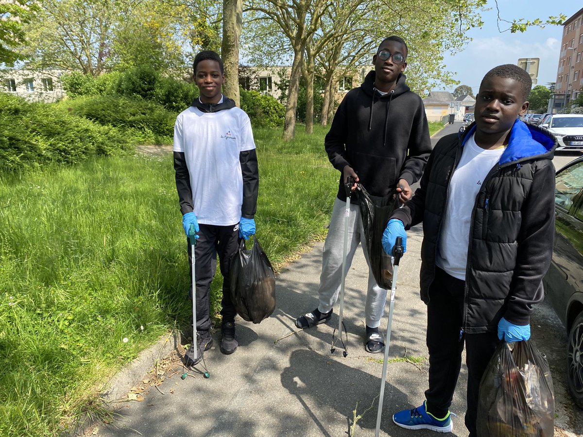 FlorianBercault's tweet photo. Plein succès pour le 1er « Clean Up Challenge » organisé par l’association la Pyramide à Hilard. 
Bravo aux organisateurs mais aussi aux nombreux participants qui, par leur action, embellissent le quartier ! ♻️
#Lavalvillepropre https://t.co/zB60mGhjCW