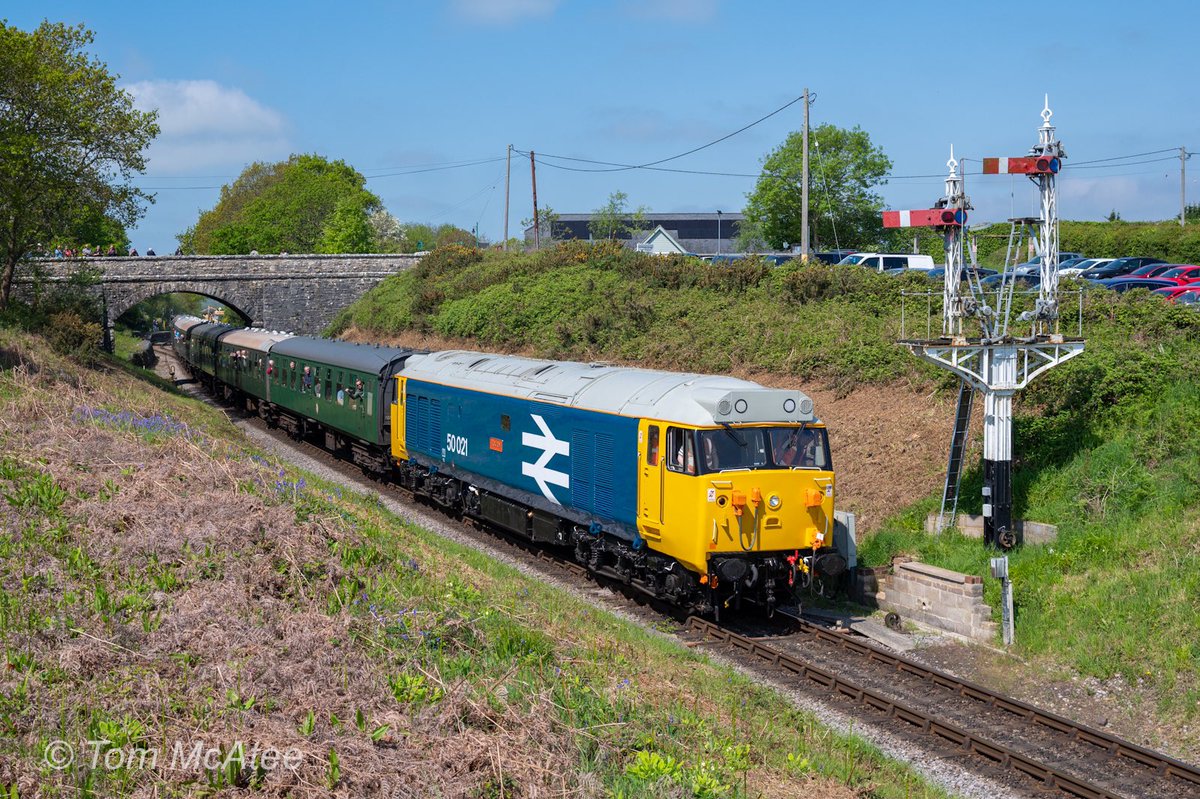 Preservation at its finest, 50021 departs Harmans Cross at the Swanage Diesel & Beer Gala. 13th May 2023 
📸☀️🍺 @SwanRailway 

Framed Prints ➡️🏞🚂 etsy.com/uk/listing/146……

@CorfeCastleUK @CorfeBrewery #swanage #class50 #corfecastle @VisitSwanage #dorset #corfe @FiftyFund