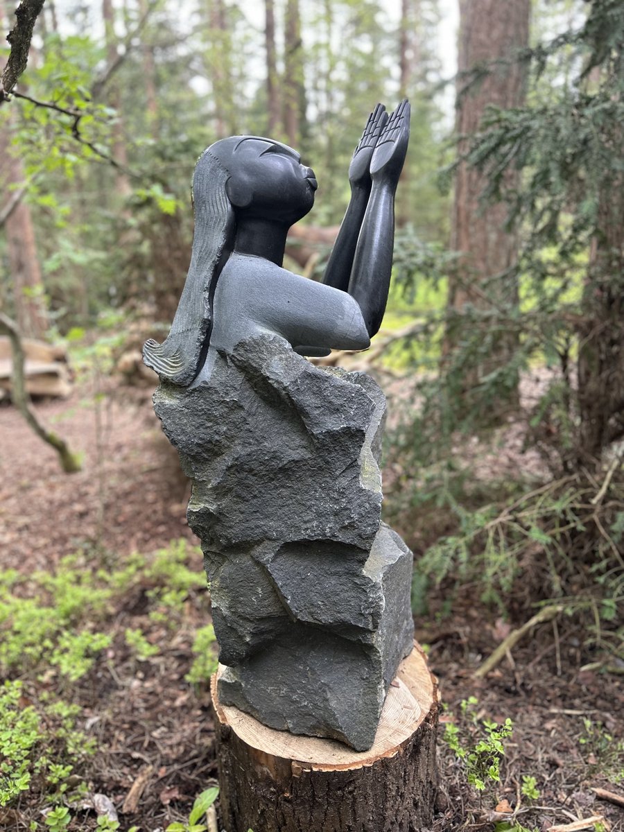 Our top pick of the week is this new Shona sculpture by Tinei Mashaya, named 'In Prayer'. 

Made of Springstone, this piece is such a beautiful new edition to our park and trail. 🙏🤩

#shona #art #Zimbabwe #surrey #sculpture
thesculpturepark.com/in-prayer-by-t…
