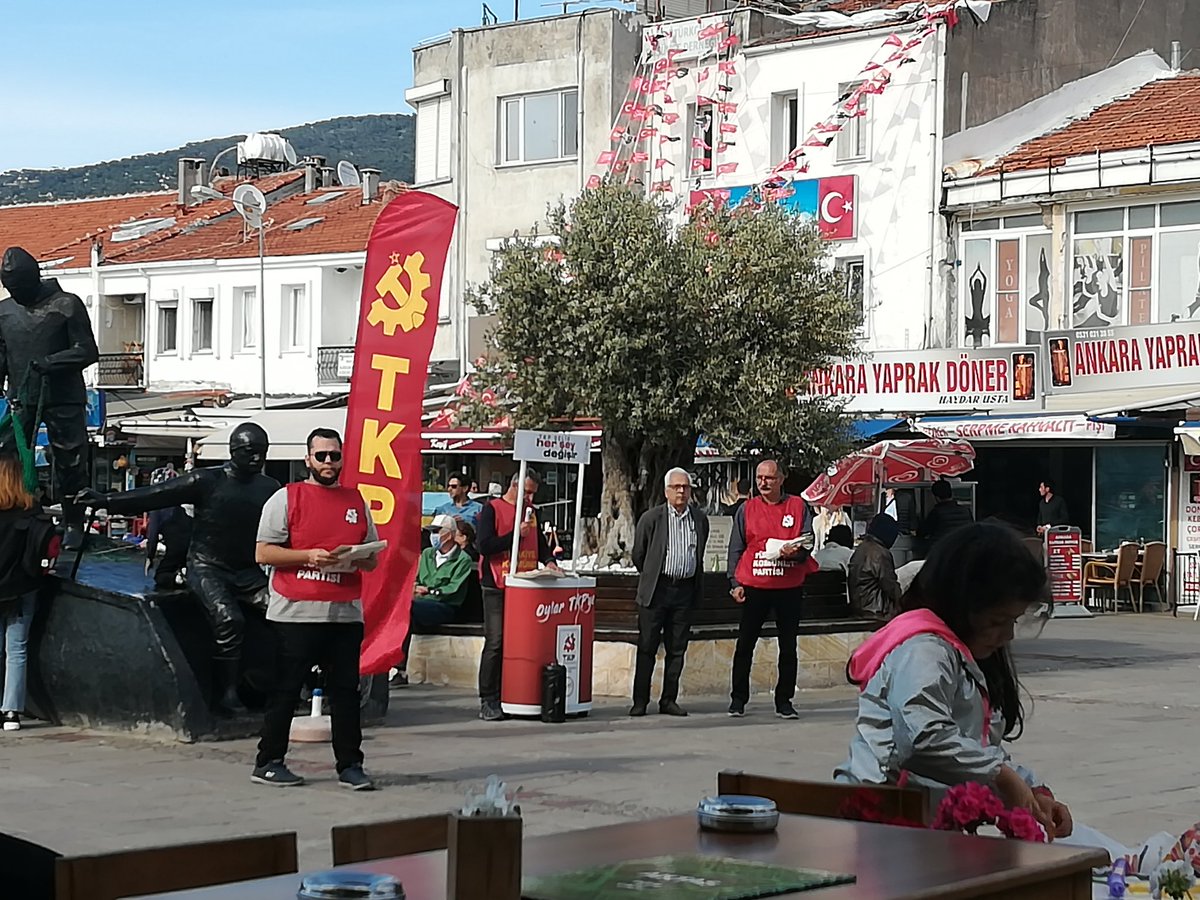 AliagaTKP's tweet photo. TKP İzmir/2. Bölge Milletvekili adayları Cem Gönenç ve Atilla Işık, seçim çalışmalarını https://t.co/W75LiKjo5zça Demokrasi Meydanı'ndaki stant çalışması ile tamamladılar. "TKP Gelir Her Şey Değişir." https://t.co/kFGvzK3fur