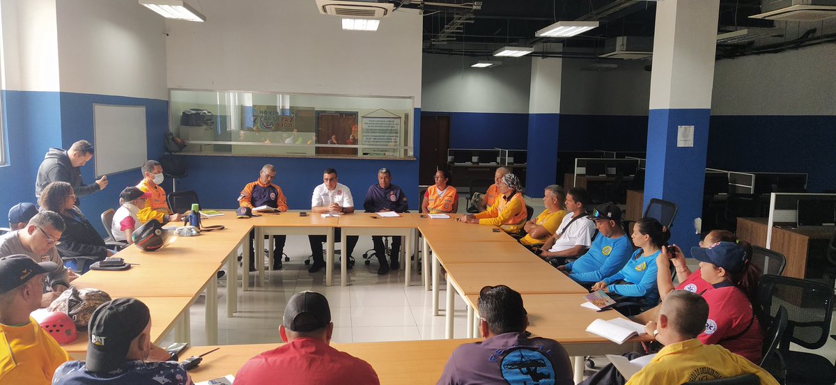 vol_aragua's tweet photo. A esta hora 1010 de la mañana reunión con las #Ovaed del estado Aragua con el Director de @Zoedanaraguapc .
Para dar información a las organizaciones voluntarias.
@PCivil_Ve
@pcmbi
@cperezampueda
@Soykarinacarpio https://t.co/S2SncOQrcL