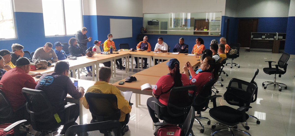 vol_aragua's tweet photo. A esta hora 1010 de la mañana reunión con las #Ovaed del estado Aragua con el Director de @Zoedanaraguapc .
Para dar información a las organizaciones voluntarias.
@PCivil_Ve
@pcmbi
@cperezampueda
@Soykarinacarpio https://t.co/S2SncOQrcL