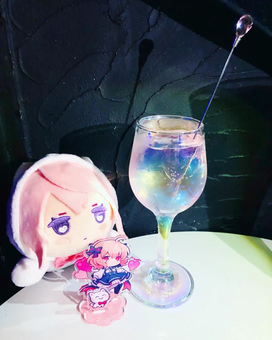 推し活2軒目 推しカクテルを作ってくれるbar moon walk ( )に行ってきました! お天才カクテル出てきてお天才でした…  最後にスタッフのお兄さんがnqrse好きで大妖怪とネオポルテもわかると聞いて友人とテンション爆上がりしてしまった