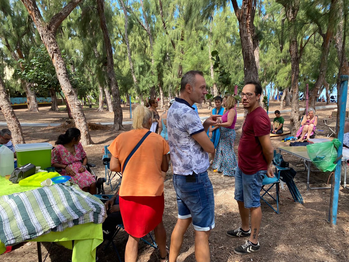 APAJH's tweet photo. Grand pique-nique à l’Hermitage, à Saint-Paul organisé par l’#APAJH de #LaRéunion avec jeunes et adultes accompagnés par l’association, les proches, les militants bénévoles et les professionnels 🧺🥪🏖️☀️ https://t.co/YmLJoxCvM7
