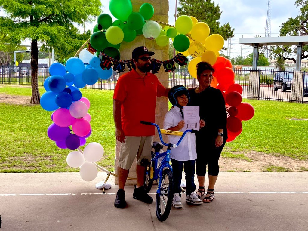 @ShadowOaksOwls partnered with CYCLE to give away 70 bikes to 2nd grade scholars who met their reading goals!!! Thank you CYCLE!!! @SBISD @CYCLEHouston @JoyceEv99185678 @jennifer_blaine @MJenParker  #literacyfirst #readingtakesyouplaces