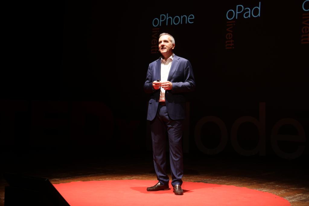 TEDxModena's tweet photo. Ora sul palco Massimiliano Delsante, imprenditore e visionario con oltre 30 anni di esperienza. Ha fondato MyInvenio, una società di Process Mining per analizzare e migliorare i processi aziendali e, qualche anno dopo, ha provato a rivoluzionare il mondo della cucina! #TEDxModena https://t.co/xY8xofoDG3
