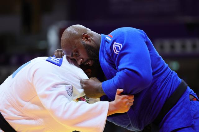 Teddy Riner expéditif pour rejoindre la finale des Mondiaux de Doha: Teddy Riner s'est qualifié pour la finale des Championnats du monde de Doha (Qatar) ce samedi en expédiant le Tadjik Temur Rakhimov, 25 ans et numéro 1… ** martialnet.it dlvr.it/SnzgXP