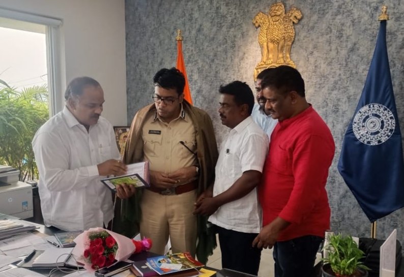 journlistvarma's tweet photo. Great meeting with Visakhapatnam police commissioner Dr C .M.Trivikrama Varma Garu as ( ujf ) uttarandra journalist's front part of social responsibility activity by working journalist https://t.co/YKaO707myz