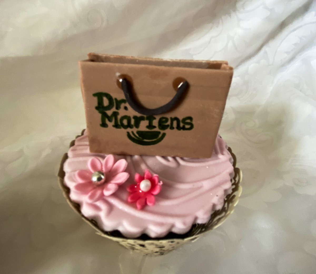 sharonmacks's tweet photo. For Becks π§ππ #cupcakes #happybirthday #eighteen #shopping #cakeart #cakedecorator #cakedesigner #alledible #homemade #handmade #sugarcraft #cakedecorating #birthdaygirl #pink #cakes #baker #baking #cakelover #party #celebrate #retweet https://t.co/5UaB2wNnp2