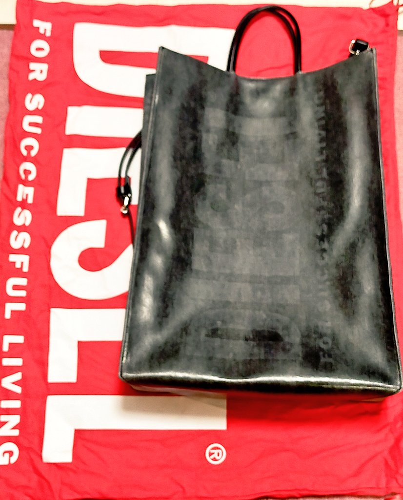 banzoku22's tweet image. 今月誕生月🎂で

徘徊中に #DIESEL さんのデニム調 #ショッピングバッグ 👜 に遭遇

化繊ほぼですが天然素材の様に使い込むと変化するらしい‼️

目論見では、反物👘や四合瓶🍾がそのまま入るはずー💡

欲しいなあーと✨

ついでに #MooseKnuckles さんのTシャツをオネダリ🥺

という訳で from 妻より