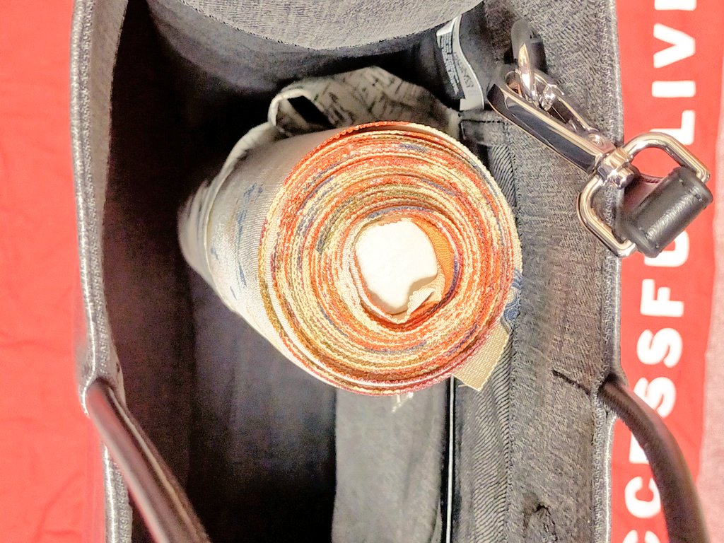 banzoku22's tweet image. 今月誕生月🎂で

徘徊中に #DIESEL さんのデニム調 #ショッピングバッグ 👜 に遭遇

化繊ほぼですが天然素材の様に使い込むと変化するらしい‼️

目論見では、反物👘や四合瓶🍾がそのまま入るはずー💡

欲しいなあーと✨

ついでに #MooseKnuckles さんのTシャツをオネダリ🥺

という訳で from 妻より