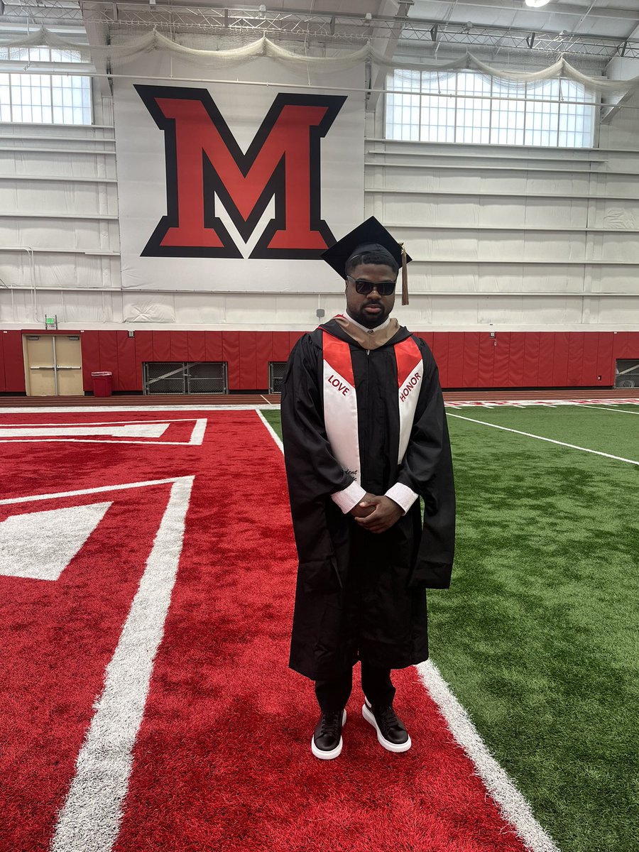 10MDowell's tweet photo. With the Grace of God, I’ve Mastered the System, and I did it Twice. 👨🏾‍🎓🧳

Master’s of Business Management ✔️ https://t.co/j8NHrck65V