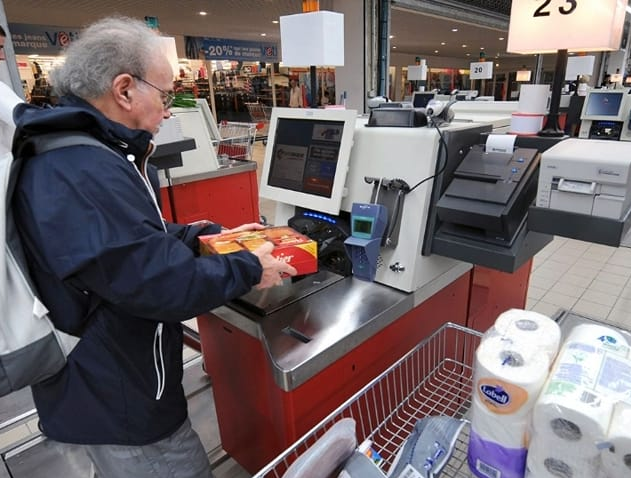 Qui ne pourrait ne pas être d'accord ?

Chers patrons du Décathlon , Chers patrons du Delhaize et toutes les autres enseignes qui ont une auto-caisse.
Vous êtes presque exclusivement en auto-caisse maintenant. 
La dernière fois que j'y étais , la dame qui vérifiait les reçus