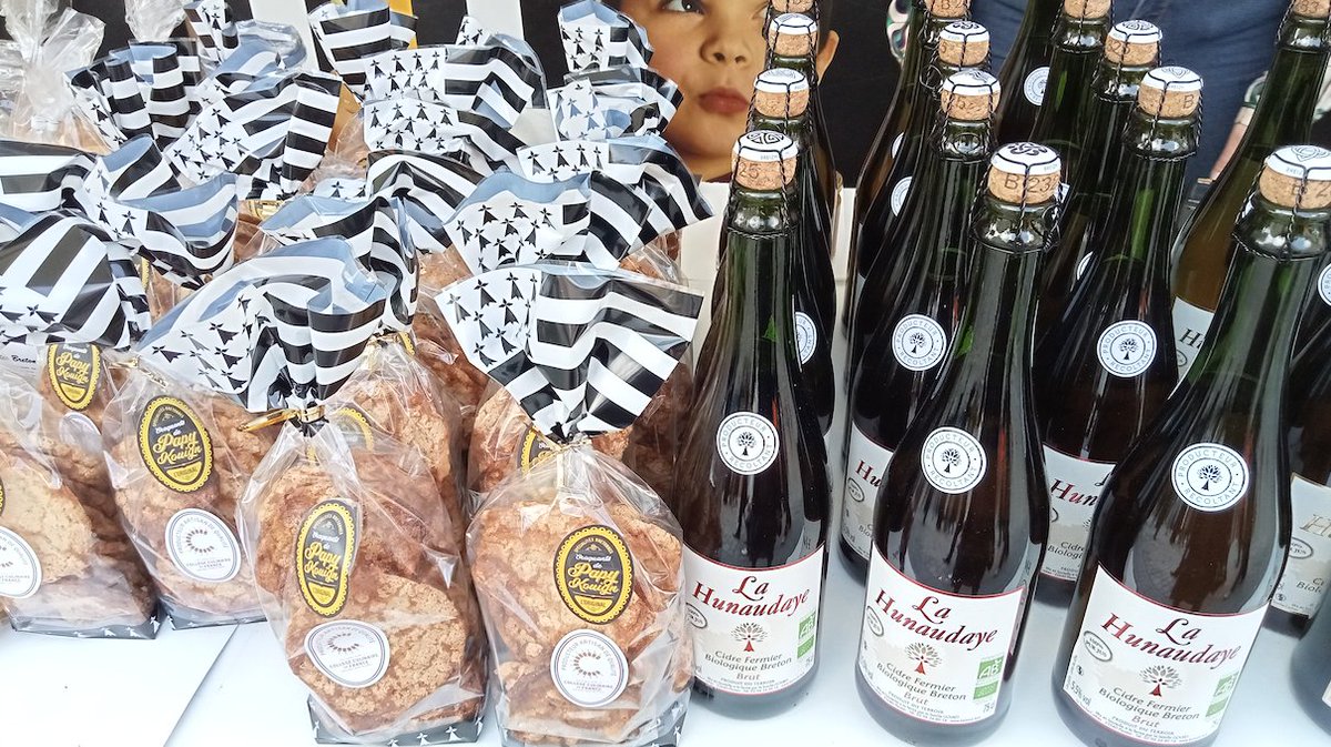 GenealogieXV's tweet photo. Il y en a pour tous les goûts ce week-end à la fête de la Bretagne sur le parvis de la Mairie de Paris 15 : du cidre, des crêpes, des caramels... et des ancêtres ! Merci aux Cercles des Côtes-d'Armor, du Finistère et du Morbihan de renseigner les visiteurs sous le soleil ! https://t.co/wPYO7zK7Mk