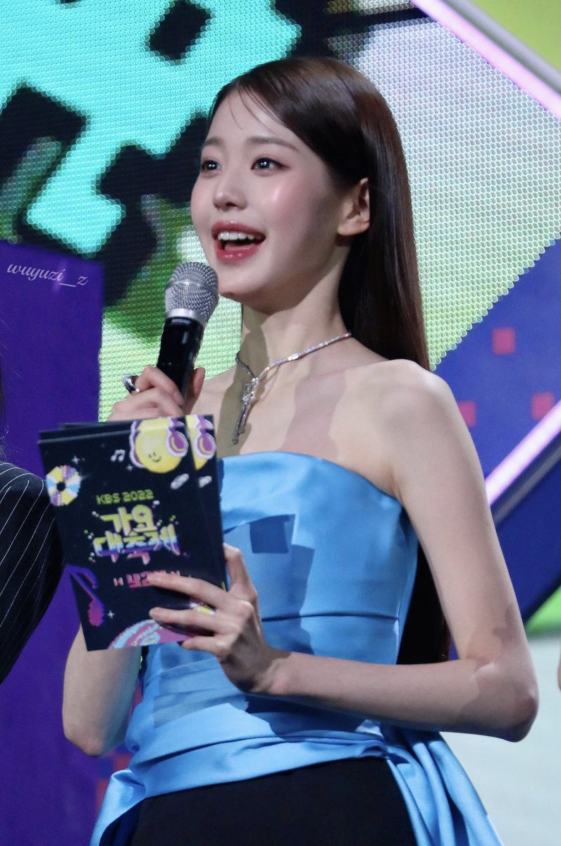 wwonyo's tweet photo. @sunghxon @LowBerries “Baik untuk selanjutnya kita fokus terlebih dahulu ke panggung kembali, karena setelah ini akan ada perwakilan Drupelets, Zayn Torterry, yang akan menyampaikan sepatah-dua patah katanya pada sore hari ini. Kepada @TortePoppets, kami persilahkan.” https://t.co/uIahHjFtiX
