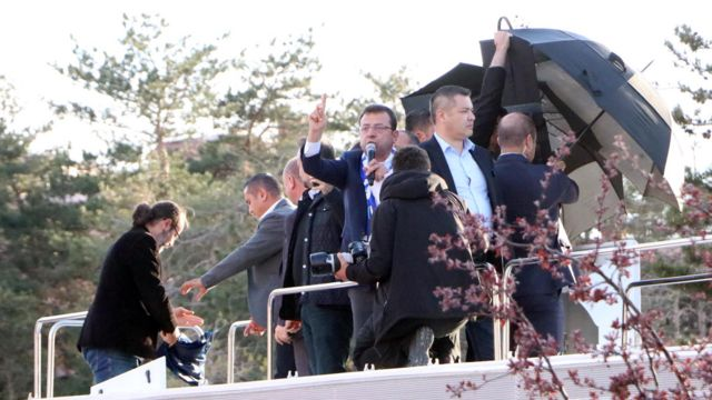 Sinek hariç her şeyle saldırdılar.