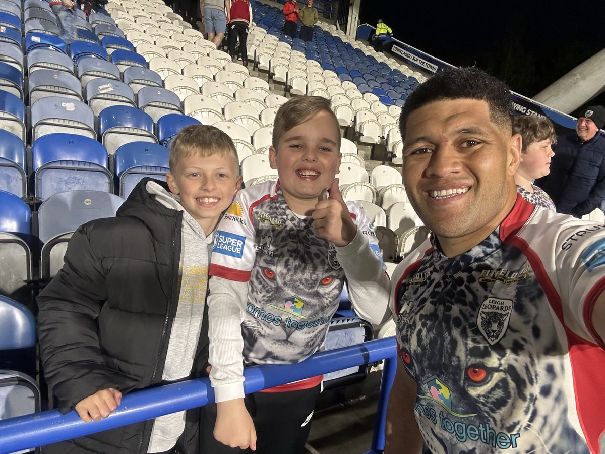 KeithPorter1964's tweet photo. @derek_beaumont @haydockraces @LeighLeopardsRL Players taking the time to chat to the children
Ground staff grandchildren loving the game. https://t.co/8KttXMWfDN