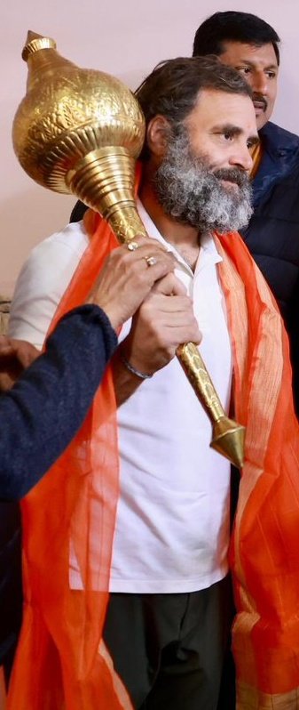 RukminiChoudha4's tweet photo. @dnetta @INCIndia @MahilaCongress @kharge @RahulGandhi @priyankagandhi @kcvenugopalmp @INCKarnataka @siddaramaiah @DKShivakumar @KarnatakaPMC जय बजरंगबली आखिर आप ने आशिर्वाद द़हिदिया रहुल गाधीं जी को कर्नाटक की जनता ने #jayhin https://t.co/DdznJD2Wy1